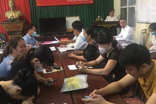 Đồng chí Trịnh Thị Chính - Thư ký hội nghị, thông qua Nghị quyết Hội nghị