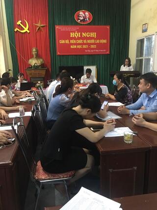 Đồng chí Trần Thị Cẩm Vân dẫn chương trình Hội nghị