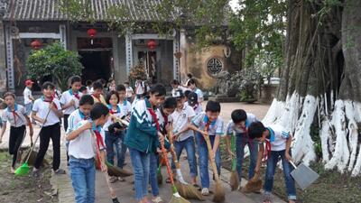 Học sinh Khối 5 dọn vệ sinh di tích lịch sử Đình Tam Giang - Thôn Đại Đồng, xã Đại Đồng